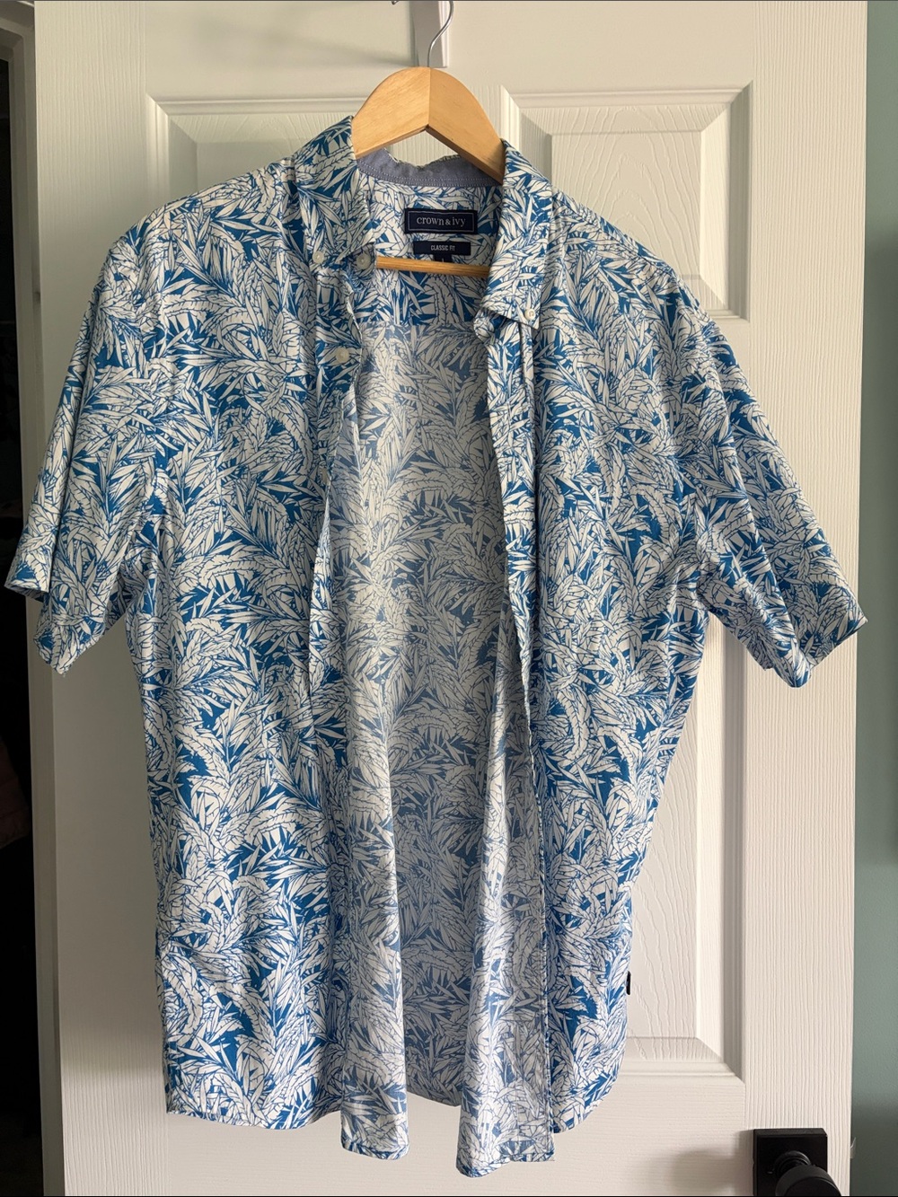 crown & ivy | Blue and White Tropical Leaf Hawaiian Shirt